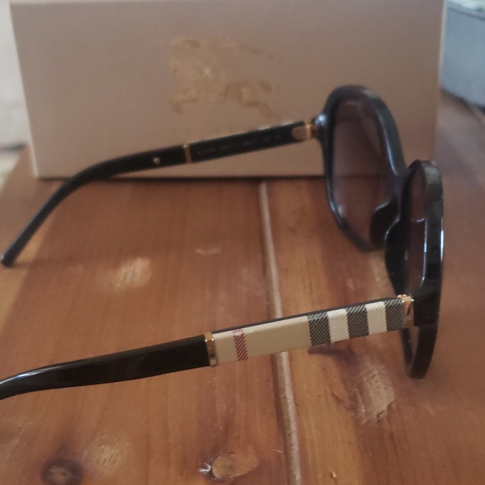 100% original Burberry sunglasses - Picture 2 of 4